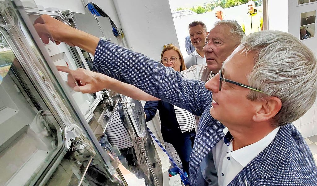 Südharz’ stellvertretender Bürgermeister Lars Wiechert und Roßlas stellvertretender Ortsbürgermeister Jörg Machoy (von vorn) am Schalter.
