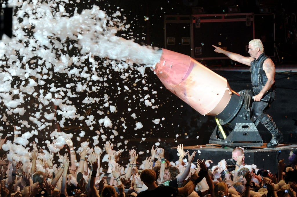 Rammsteins Frontmann Till Lindemann bespritzt mit einer Schaumkanone das Publikum.