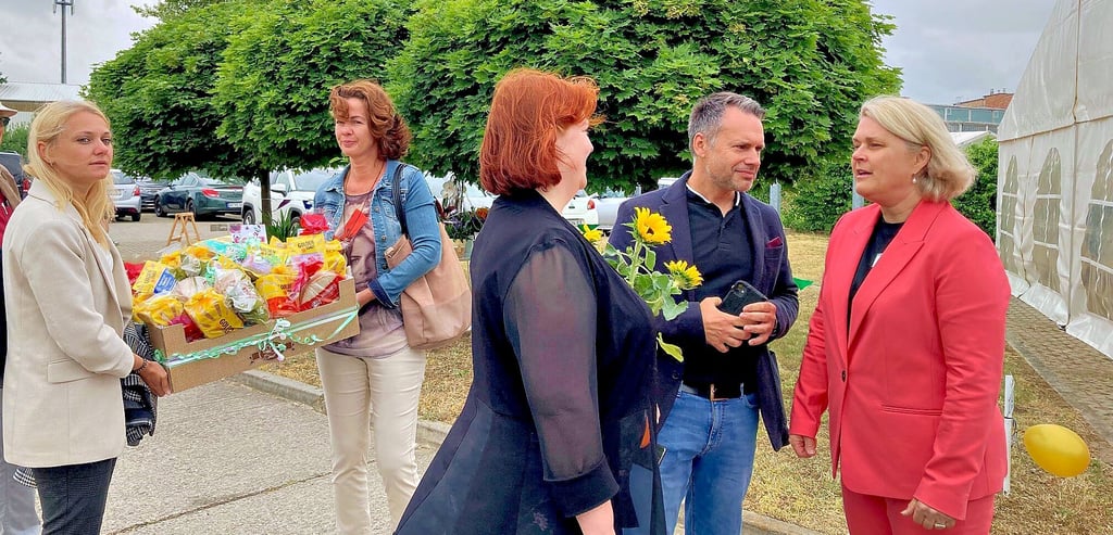 Das BBW Wittenberg wird 30 und Geschäftsführerin Sabine Helling (r.) konnte zur Feier des Tages am Freitag etliche Geschenke entgegennehmen.
