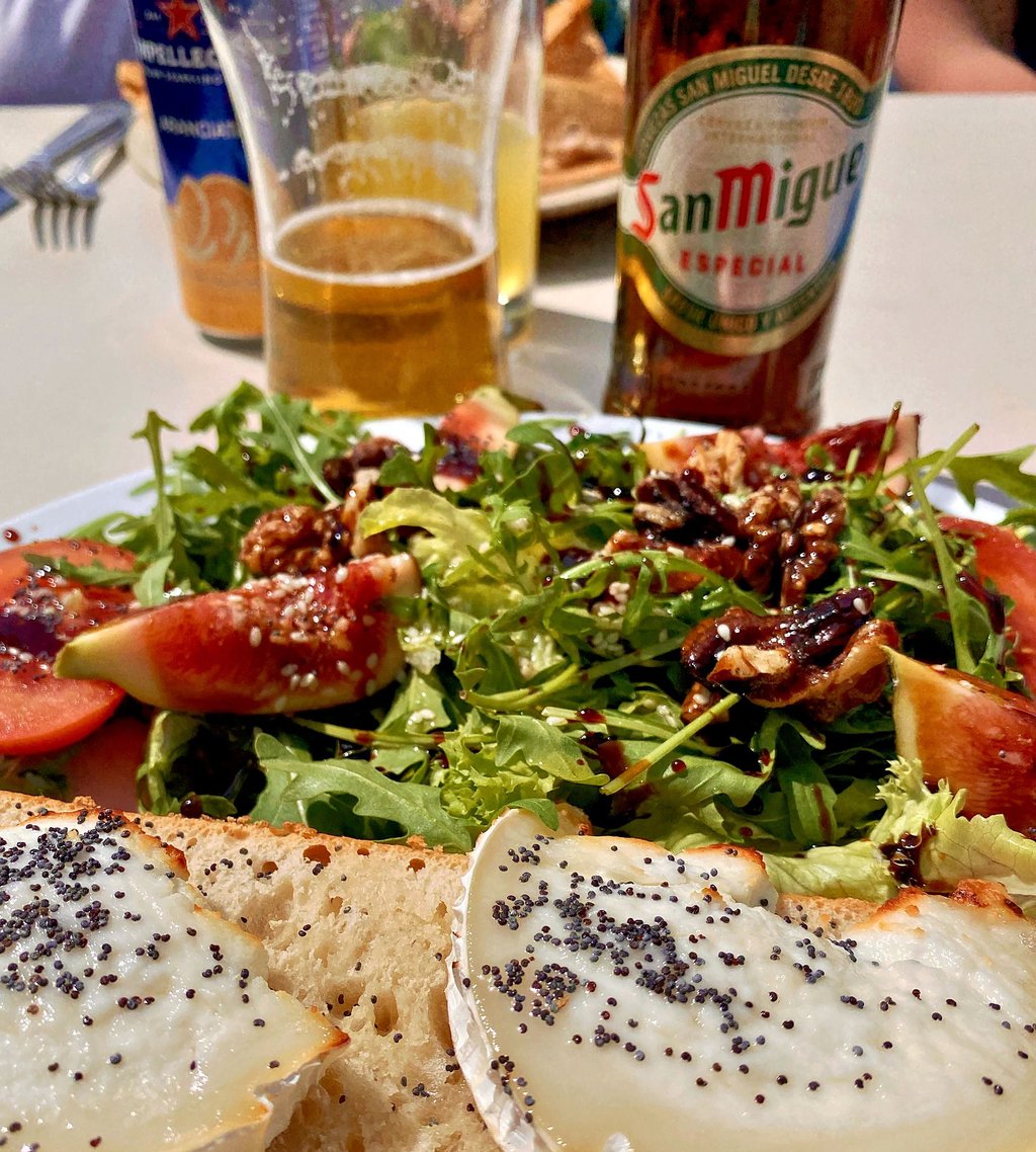 Bier und gutes Essen lassen sich überall auf der Welt entdecken.