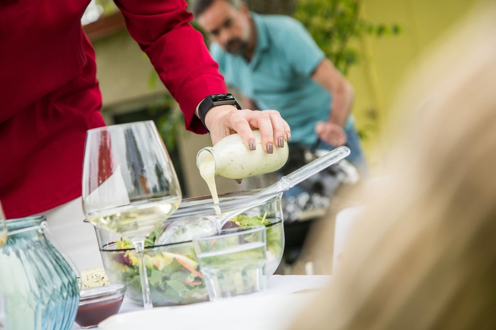 Das vorbereitete Dressing lässt sich in Gläser oder Flaschen abfüllen. Man stellt sie auf den Tisch, damit sich jeder BBQ-Gast seinen Salat selbst ganz frisch anmachen kann.