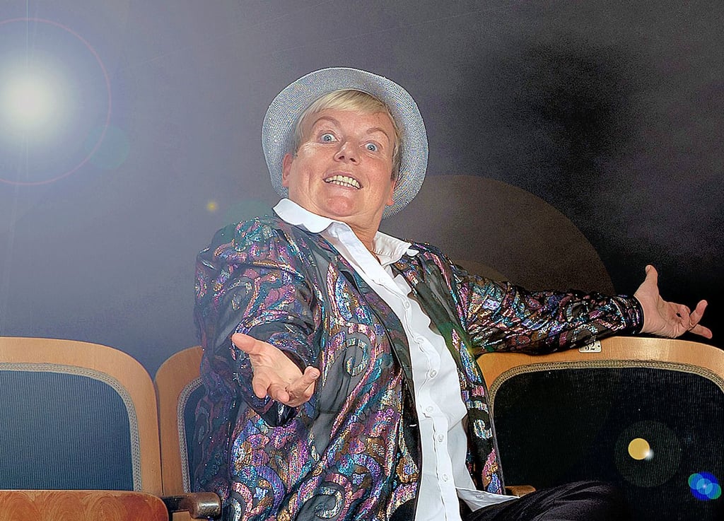Die Humoristin Josefine Lemke tritt bei der Silvester-Premiere im Soziokulturellen Zentrum „Treff“ auf.