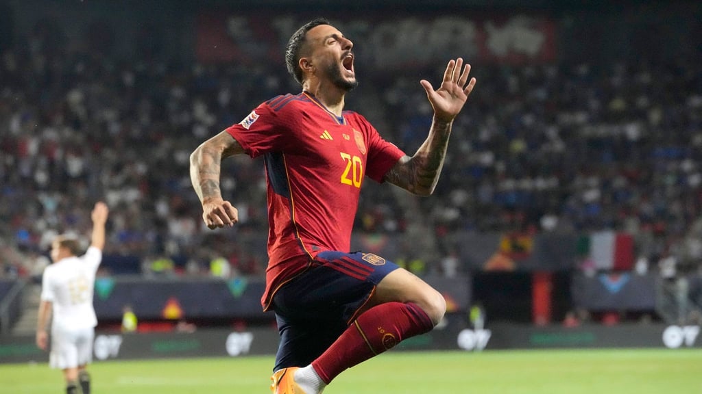 Joselu aus Spanien jubelt über sein Tor zum 2:1.