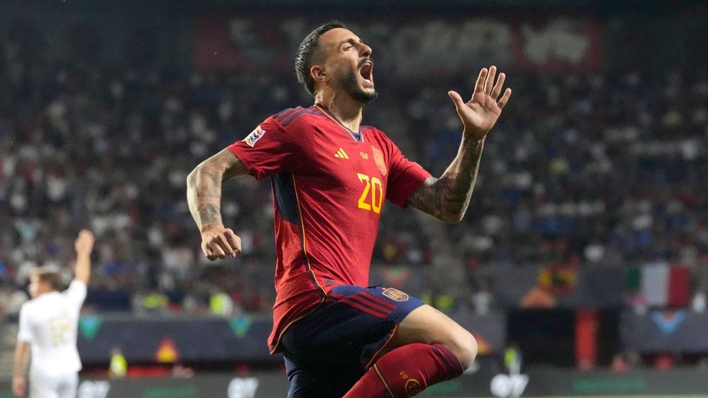 Joselu aus Spanien jubelt über sein Tor zum 2:1.