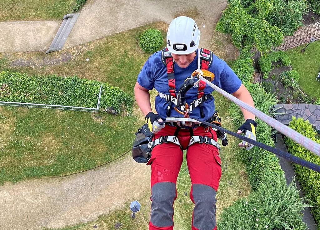 Sven Günther nimmt in Tangermünde als Erster den Weg nach unten gen Süden, hier noch nicht über die Schrägseilbahn.