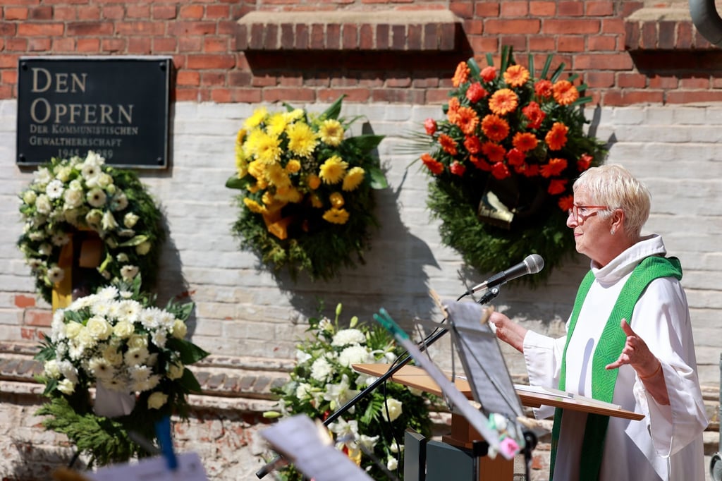 Pastorin i.R. Gabriele Herbst spricht bei der Zentralen Gedenkstunde des Landes und der Stadt zum 70.Jahrestag des Volksaufstandes in der DDR in der Gedenkstätte Moritzplatz.