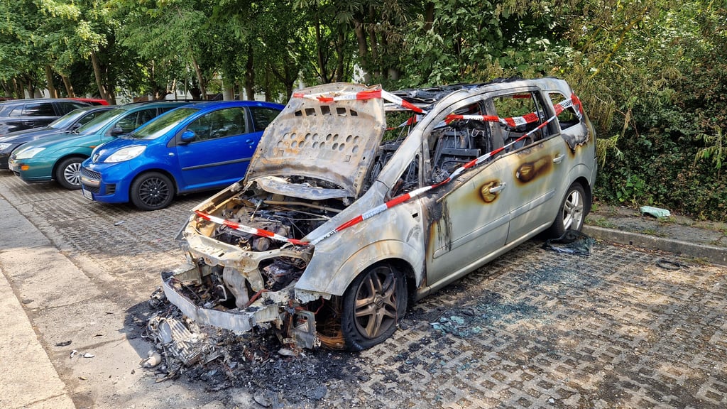 Dieser Kleinwagen ist vollständig ausgebrannt.