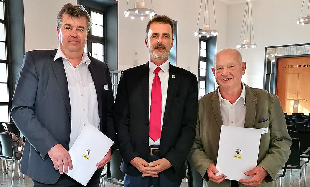 Bernd Prange (links) und Hans-Joachim Hildebrandt(rechts) kurz nach ihrer Ehrung durch den Städte- und Gemeindebund mit Rüdiger Kloth im Magdeburger Rathaus.