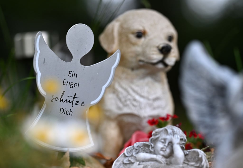 „Ein Engel schütze Dich“ steht auf der Engelsfigur einer Grabstätte in der „Ruhestätte für Kleintiere - Tierfriedhof Hainichen“ (Saale-Holzland-Kreis).