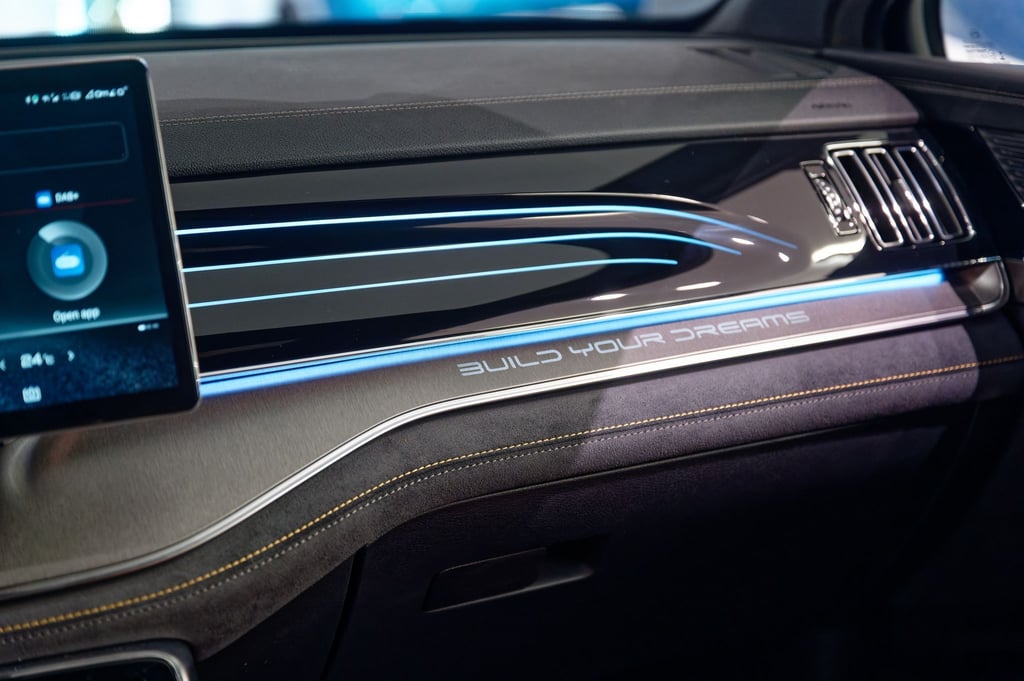 Blick in ein Cockpit eines Tang der Marke BYD der in dem BYD Concept Store in der Kölner Innenstadt steht.