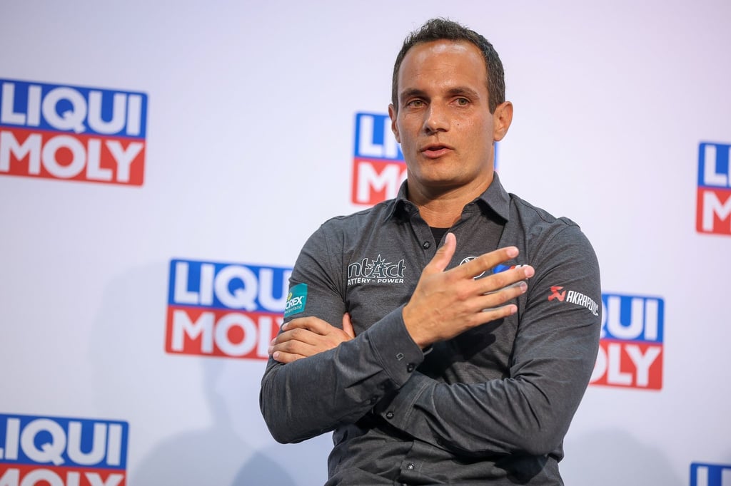 Alexander Hofmann, ehemaliger deutscher Motorradrennfahrer und TV-Moderator, sitzt in einer Pressekonferenz zum Motorsport Team Germany.