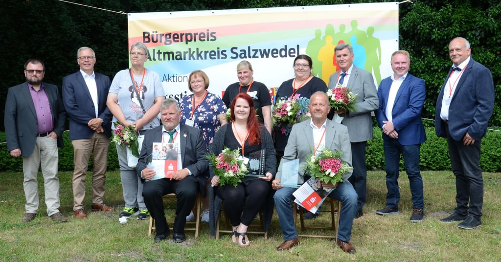 Sigurd Lüchow (vorn, von links), Nancy Apmann und Günter Lüdecke sind die Gewinner des Bürgerpreises 2023 in den Kategorien Alltagshelden, Powerfrauen und Lebenswerk.