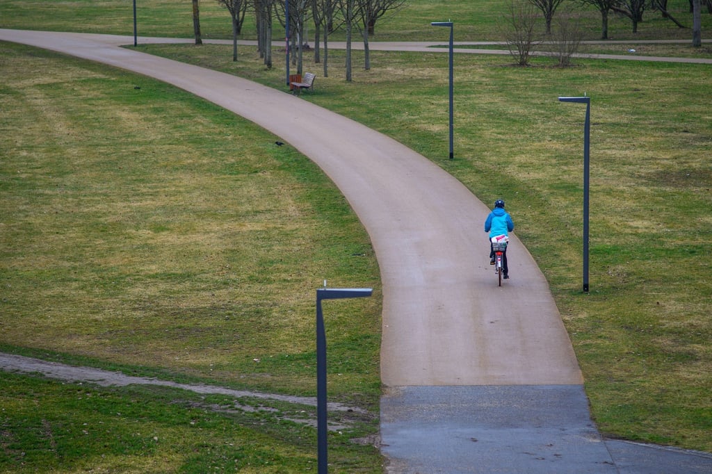 Ein Radweg in einer Grünanlage der Landeshauptstadt.