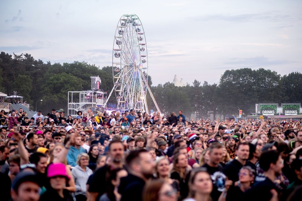 Zahlreiche Festivalbesucher hören sich auf dem Hurricane Festival das Konzert von Peter Fox an.