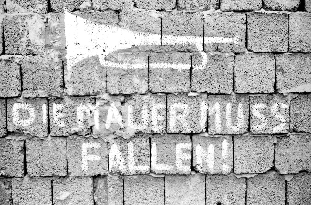„Die Mauer muss fallen“ steht auf den zugemauerten Zugängen zur Versöhnungskirche an der Bernauer Straße im Stadtteil Wedding.
