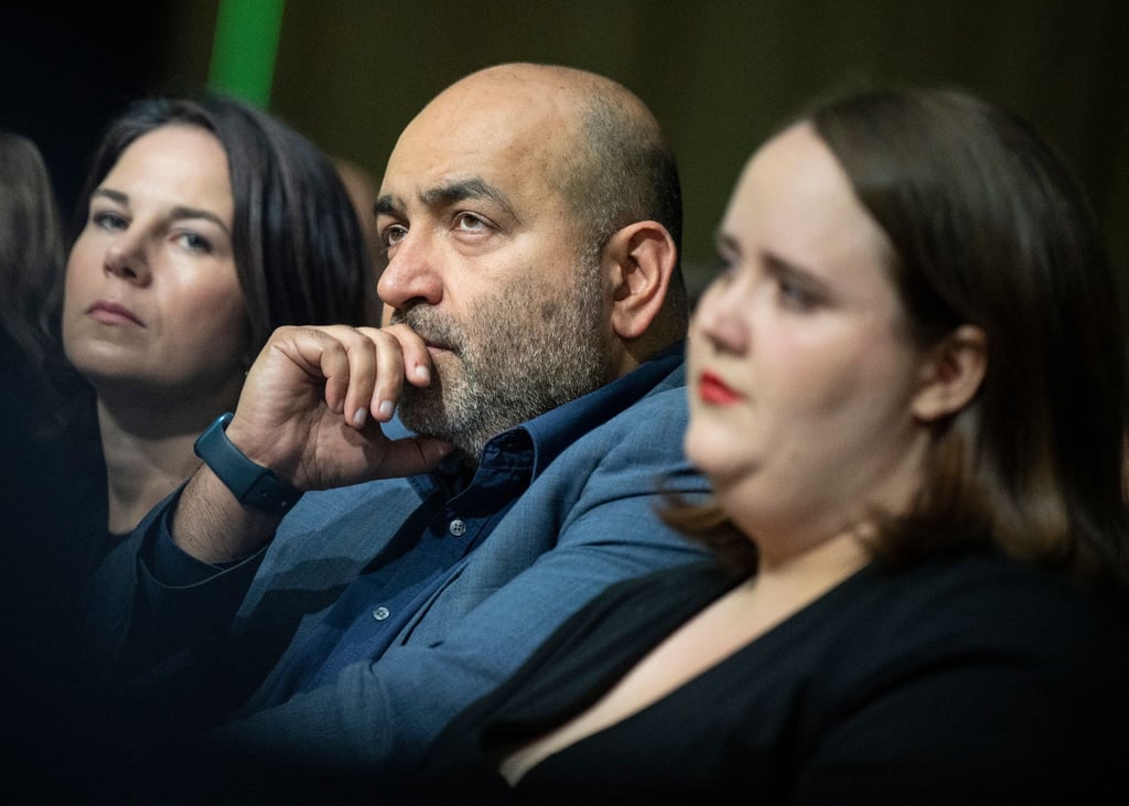 Annalena Baerbock (l-r), Omid Nouripour und Ricarda Lang sitzen beim kleinen Parteitag der Grünen in der ersten Reihe.