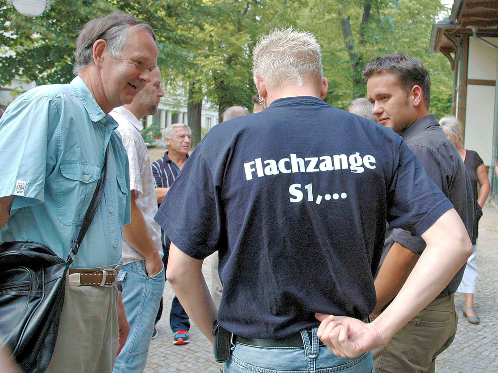 Nachdem der Einsatzstab am 9. Juni als „Flachzangen“ beschimpft worden sein soll, haben sich Mitarbeiter T-Shirts anfertigen lassen. Mit Humor zeigen sie dem Oberbürgermeister die kalte Schulter.