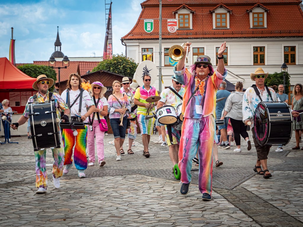 Stadtfest Gommern 2023: Die Urknall-Westsachsen sorgen mit Gugge-Musik für Stimmung.