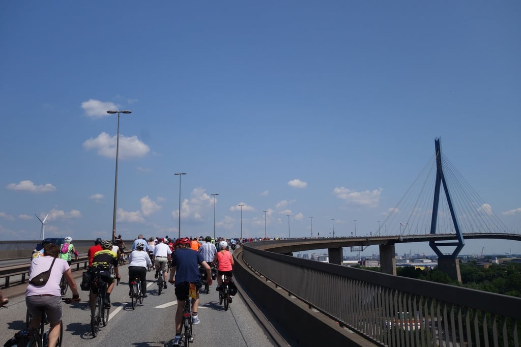 Tausende Menschen nehmen an der Fahrradsternfahrt teil.