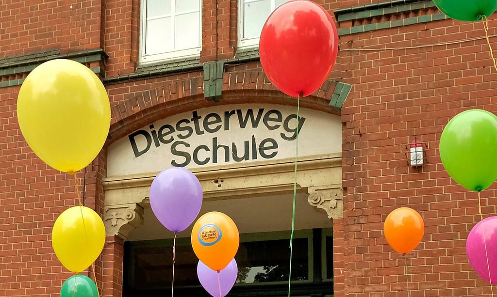 Bunte Luftballons steigen vor der Grundschule in Derenburg in die Luft. Die Kinder, die ab kommenden Schuljahr dort die vierte Klasse beenden, sollen aber nicht mehr in Wernigerode zur Schule gehen.