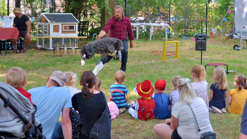 Mit zwei Hunden, einem Kakadu und einer Schlange zeigt Janko Behring vom Hof der klugen Tiere beim Sommerfest in der Kindertagesstätte „Abenteuerland“ in Osterweddingen eine Show.
