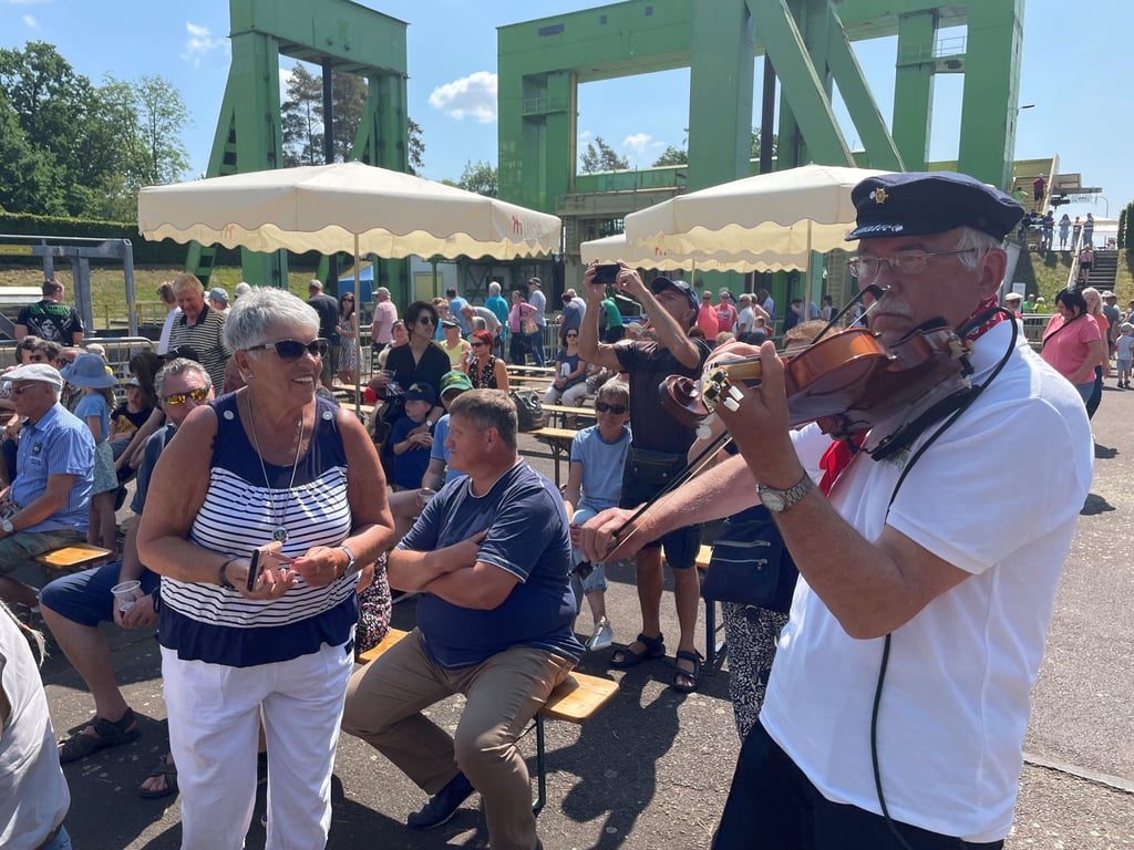 Zum Programm des Familienfestes am Schiffsheberwerk Magdeburg-Rothensee gehörte auch der Auftritt des Shantychors Schönebeck. Hier ein Geiger, der durch die Zuschauerreihen ging.