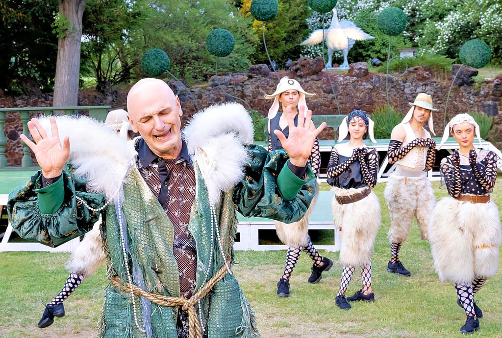 Schauspieler des Anhaltischen Theaters in der Inszenierung „Der Bürger als Edelmann“. Sie spielen das Stück auf der Insel Stein in Wörlitz.