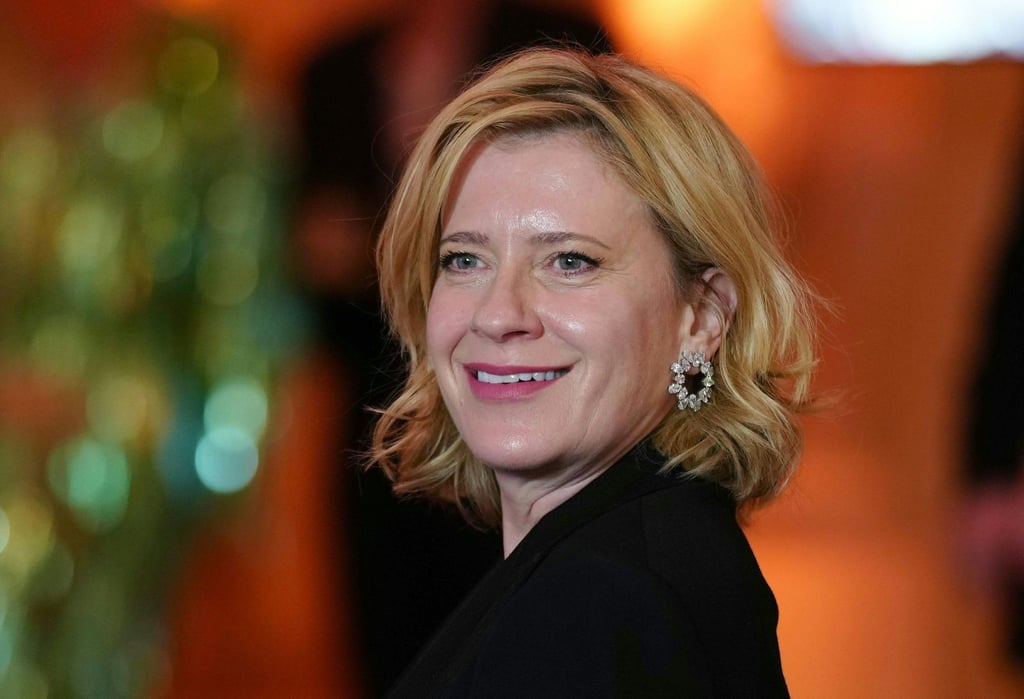 Schauspielerin Caroline Peters lächelt bei einer Preisverleihung in der Hofburg.