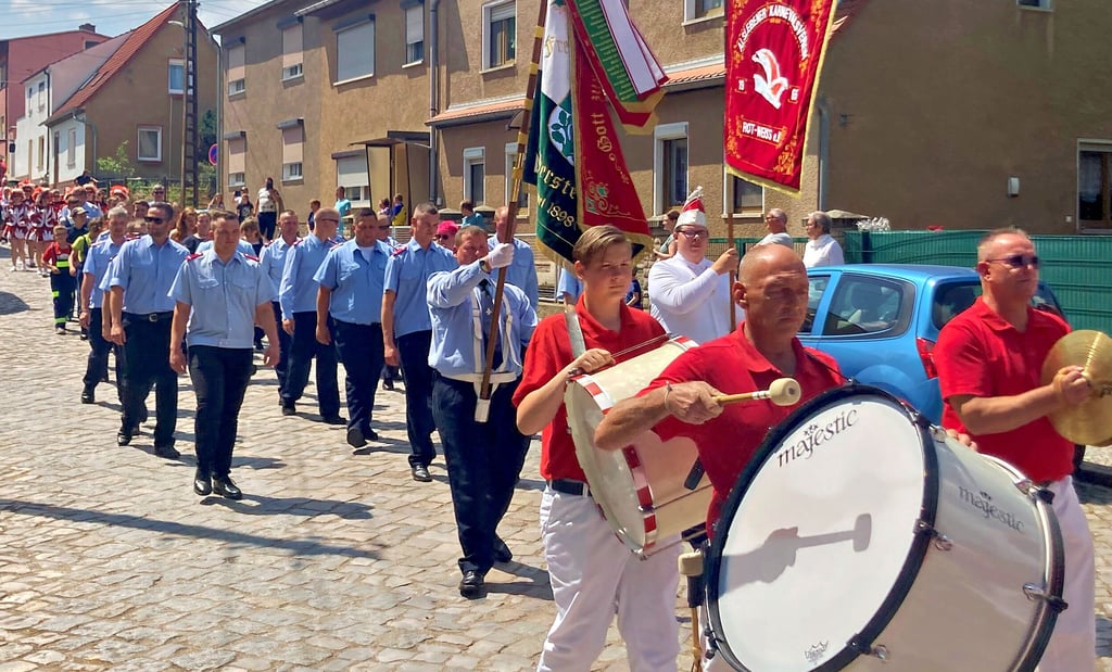 Der Spielmannszug Peißen schritt den Kameraden der Freiwilligen Feuerwehr Alsleben bei ihrem Umzug zum 150. Geburtstag voran.