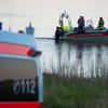 Rettungskräfte der Feuerwehr in einem Motorboot: Aus dem Kanal in Halle ist am Sonntag eine leblose Person geborgen worden.