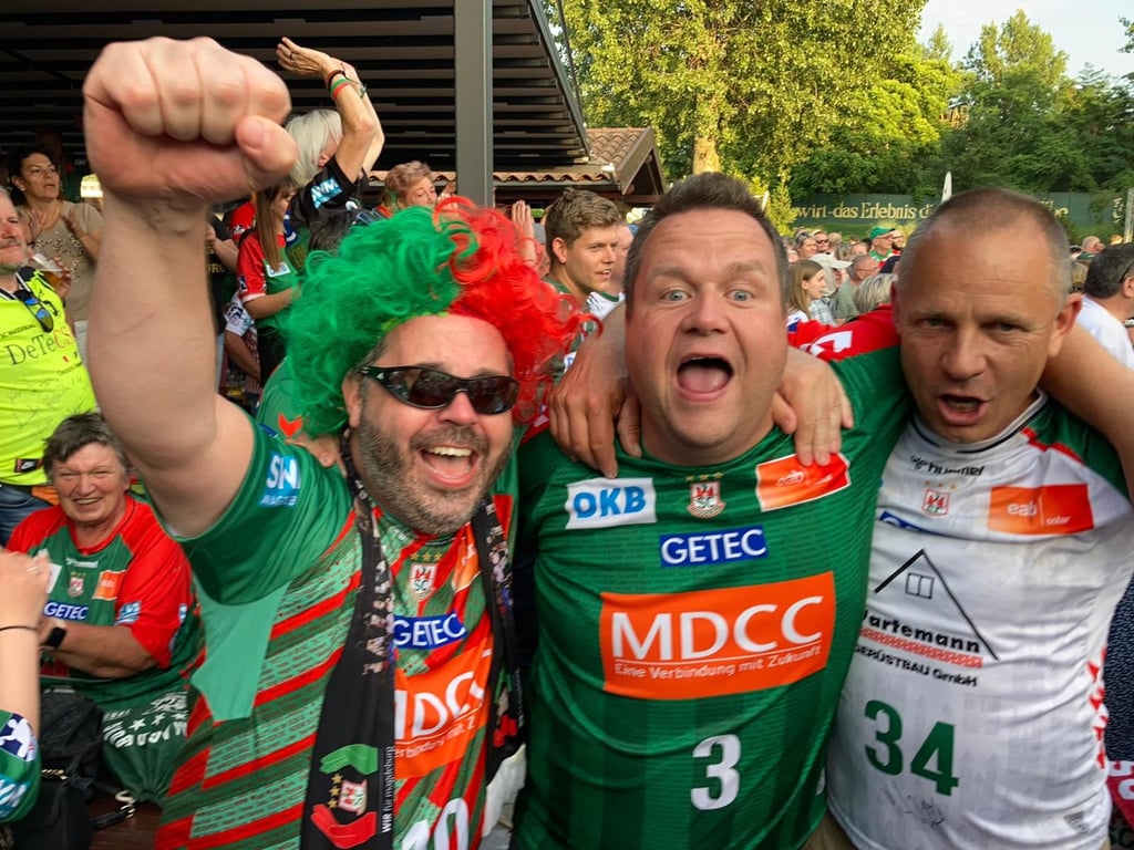 Sus puños apretados, una brillante sonrisa en su rostro.  SC Magdeburg ganó la final de la Liga de Campeones de balonmano contra Kielce.