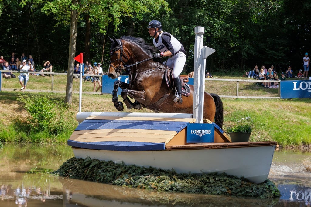 Olympiasiegerin Julia Krajewski springt auf Nickel über ein Hindernis.