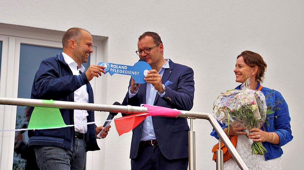Christoph Schaefer und Gattin Ulrike übergeben Geschäftsleiter Michael Handtke die symbolischen Schlüssel für das neue Domizil.