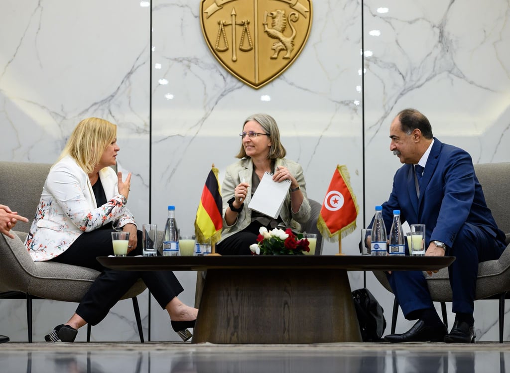 Bundesinnenminister Nancy Faeser (l) spricht in Tunis mit ihrem tunesischen Amtskollegen Kamel Fekih.