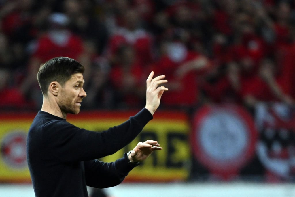 Laut Simon Rolfes bleibt Alonso bei Bayer 04.
