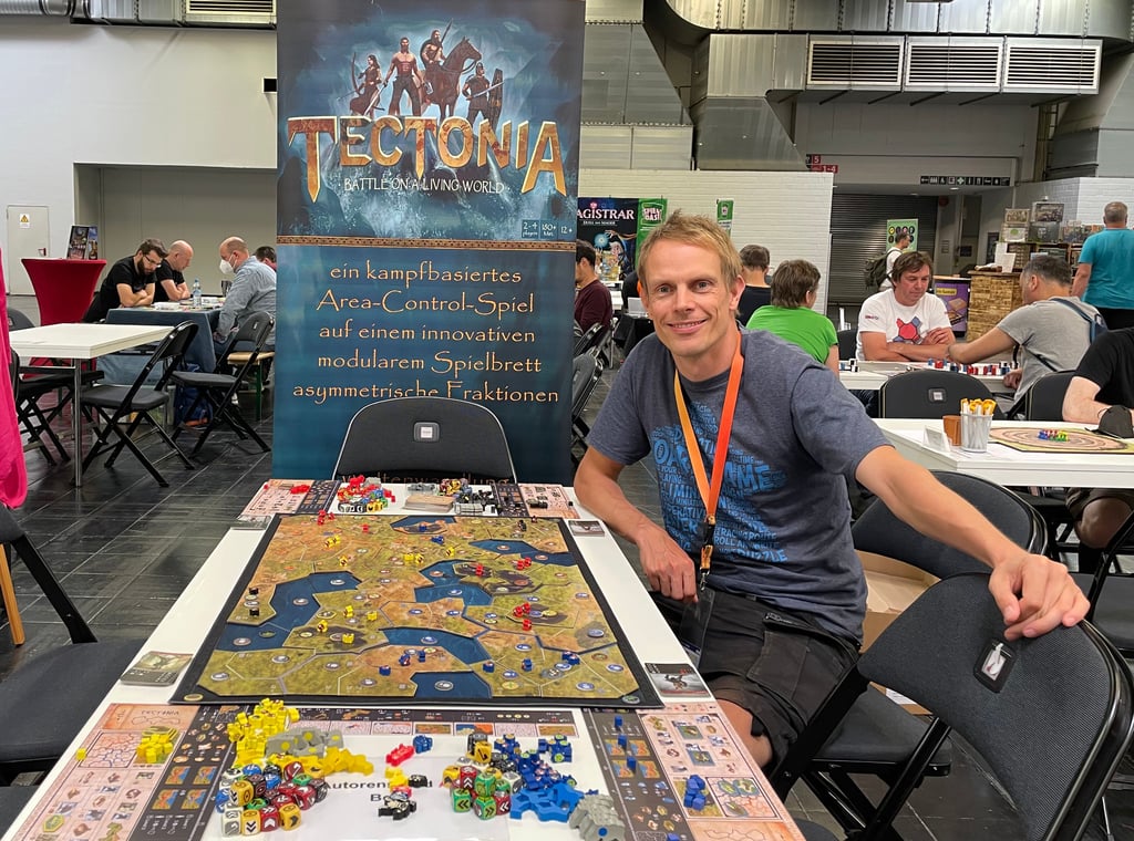Hagen Behr hat Tectonia schon auf Spielemessen präsentiert – mit durchweg positiven Rückmeldungen.
