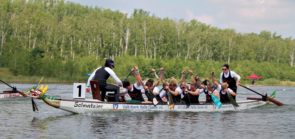 Hunderte Sportler paddelten am Wochenende beim Drachenbootcup auf dem Osendorfer See um die Wette. Hier das Team „Teichakrobatinnen“.
