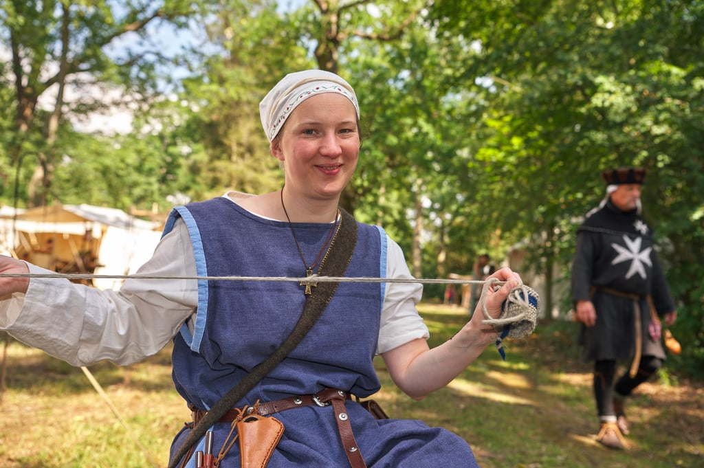 Anna Schneider beim Nadelbinden beim Gertrudium in Haldenslebem.