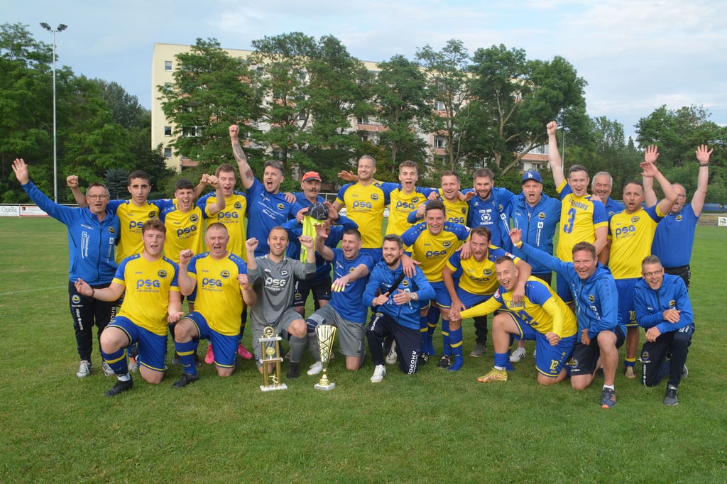Bernburgs Zweite bejubelt den Gewinn des Kreisklassenpokals.