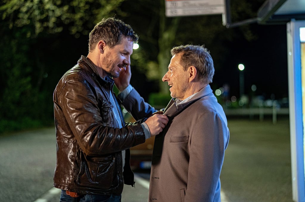Völlig zugedröhnt ist Thorsten Lannert (Richy Müller) in sehr zutraulicher Stimmung. Sebastian Bootz (Felix Klare) wundert sich.