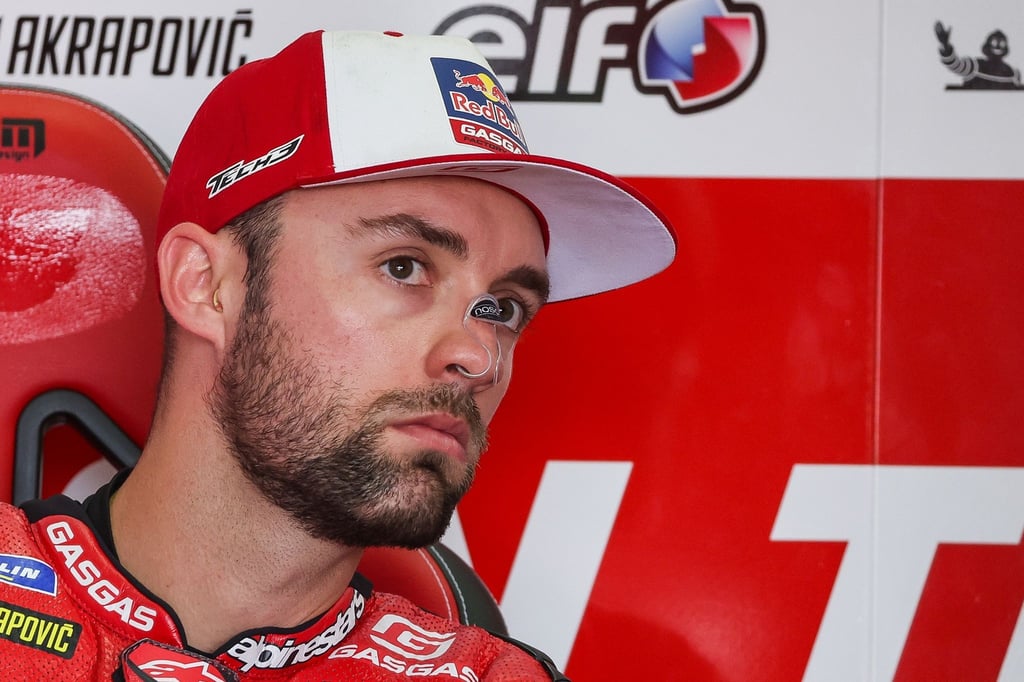Jonas Folger vom Gasgas Factory Racing Tech3 Team sitzt in der Box.