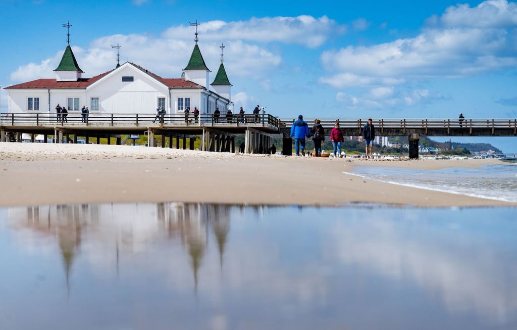 Blick auf die Seebrücke am Strand von Ahlbeck auf der Insel Usedom.