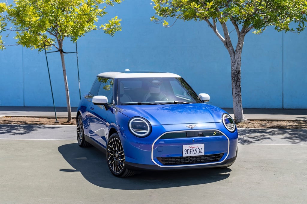 Ein Schnappschuss beweist: An dem typischen Frontdesign mit den runden Scheinwerfern hat sich auch beim neuen Mini Cooper kaum etwas verändert.
