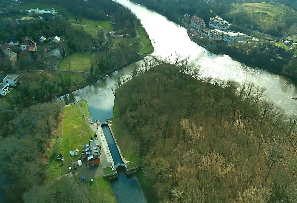 Blick auf die Schleuse in Halle- Trotha: Ein bewusstloser Mann ist am Sonnabend aus dem Graben gerettet worden.