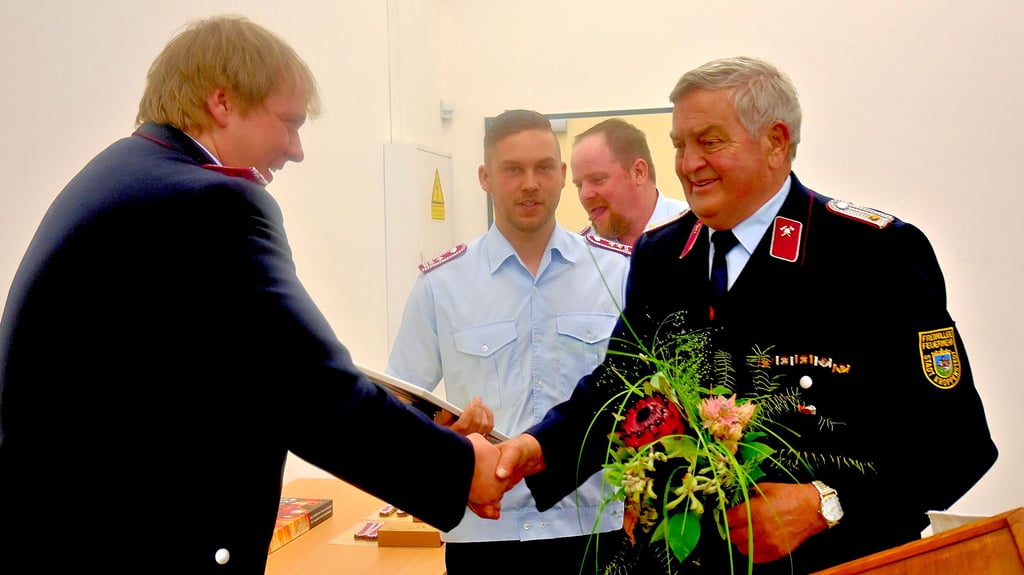 Gemeindewehrleiter Mathias Langer, Wehrleiter Martin Sperling und sein Stellvertreter Martin Tiedge ehren Rolf Kresse für eine 60 Jahre währende Mitgliedschaft in der Feuerwehr.