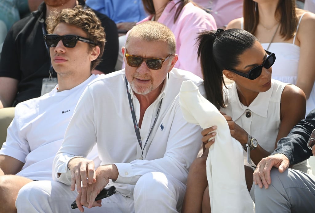 Der ehemalige Tennisprofi Boris Becker sitzt mit seinem Sohn Elias (l) und seiner Partnerin Lilian de Carvalho Monteiro als Zuschauer auf der Tribüne.
