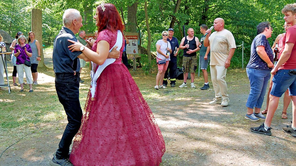 Klaus Benze und die Heidekönigin tanzen beim Köhlerfest.