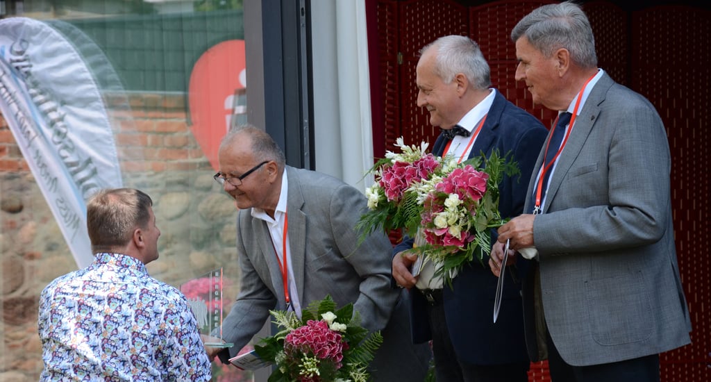 Klötzes Bürgermeister Uwe Bartels (von links) gratulierte Günter Lüdecke aus Klötze zum Gewinn des Bürgerpreises in der Kategorie Lebenswerk. Nominiert waren auch Hans Guretzki aus Wallstawe und Dr. Hans-Joachim Becker aus Gardelegen.