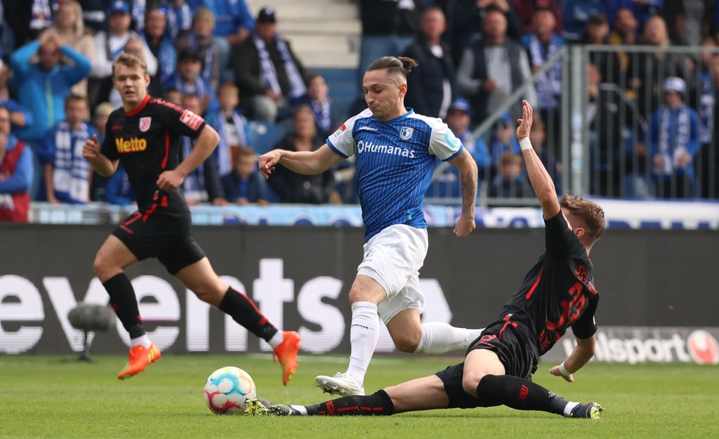 Am 2. Oktober 2022 bejubelten Baris Atik (am Ball) und seine Teamkollegen in der heimischen MDCC-Arena einen 1:0-Sieg gegen Regensburg. Luca Schuler erzielte das Tor des Tages.