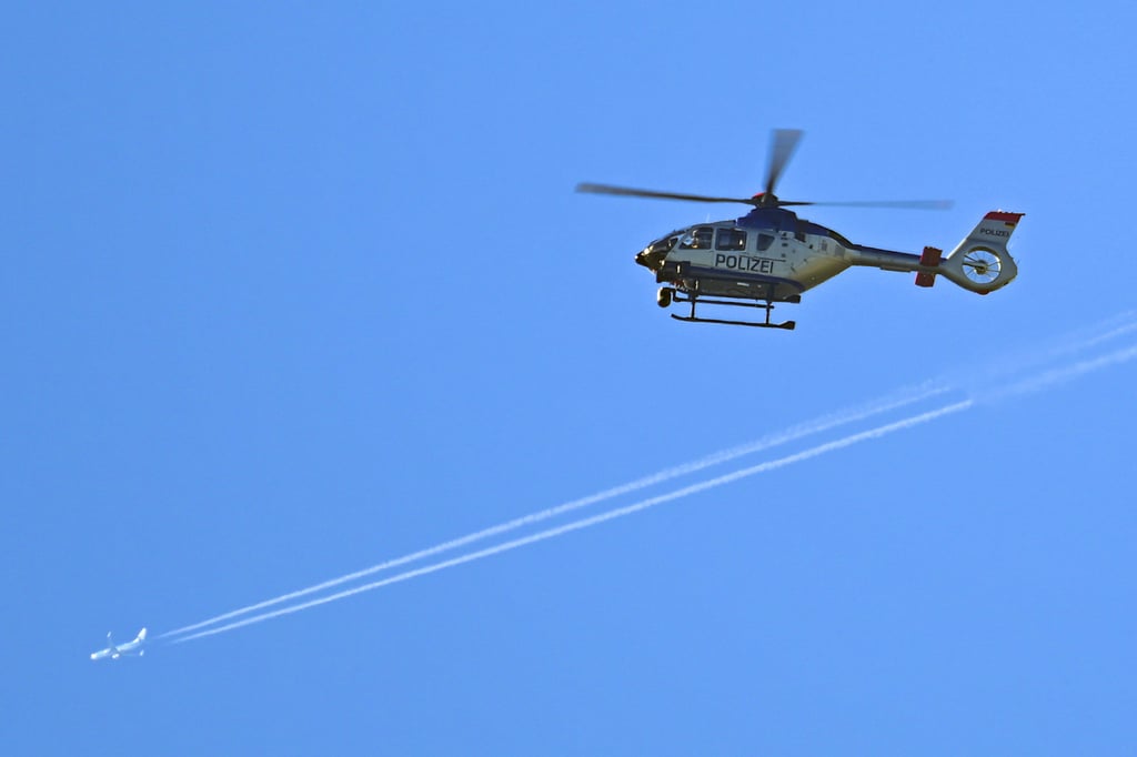 In Oschersleben kreiste am Wochenende ein Polizeihubschrauber - ähnlich zu dem auf dem Foto - auf der Suche nach Dieben.